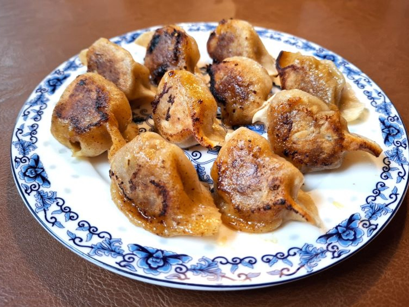 Domaće okruglice na plavo-bijelom tanjuru